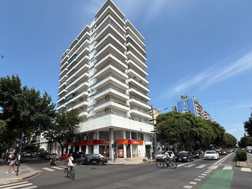 Departamento de tres dormitorios con cochera sobre Av. Pellegrini - Apto crédito