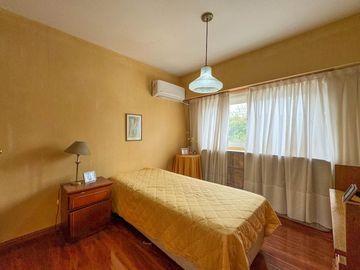 Departamento de tres dormitorios con cochera sobre Av. Pellegrini - Apto crédito
