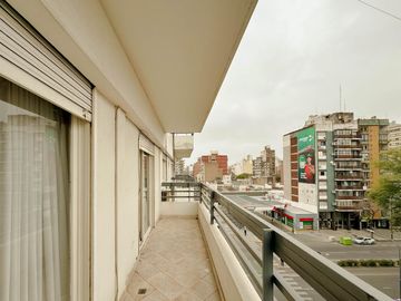 Departamento de tres dormitorios con cochera sobre Av. Pellegrini - Apto crédito