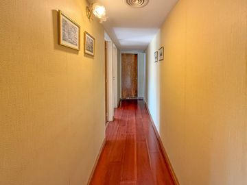 Departamento de tres dormitorios con cochera sobre Av. Pellegrini - Apto crédito