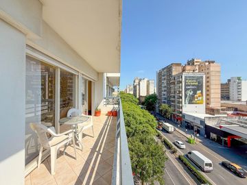 Departamento de tres dormitorios con cochera sobre Av. Pellegrini - Apto crédito