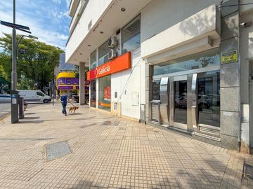 Departamento de tres dormitorios con cochera sobre Av. Pellegrini - Apto crédito