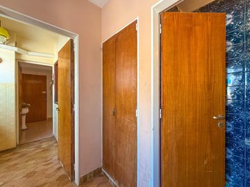 Departamento de tres dormitorios con cochera sobre Av. Pellegrini - Apto crédito