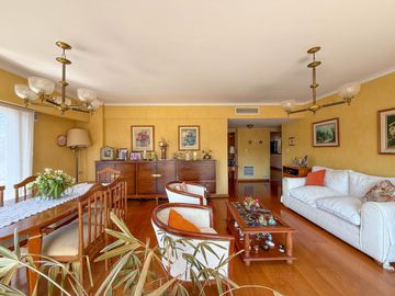 Departamento de tres dormitorios con cochera sobre Av. Pellegrini - Apto crédito