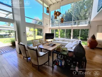 Casa en venta de 7 ambientes  en Abril C.C, Guillermo Hudson, Berazategui - Apto Credito