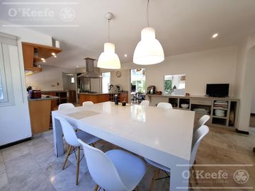 Casa en venta de 7 ambientes  en Abril C.C, Guillermo Hudson, Berazategui - Apto Credito