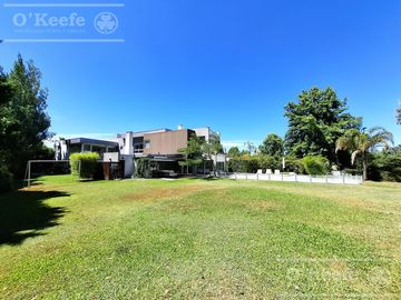 Casa en venta de 7 ambientes  en Abril C.C, Guillermo Hudson, Berazategui - Apto Credito
