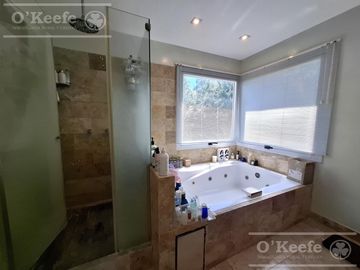 Casa en venta de 7 ambientes  en Abril C.C, Guillermo Hudson, Berazategui - Apto Credito