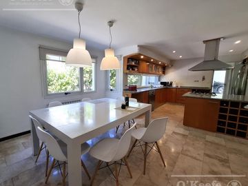 Casa en venta de 7 ambientes  en Abril C.C, Guillermo Hudson, Berazategui - Apto Credito