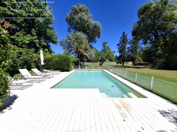 Casa en venta de 7 ambientes  en Abril C.C, Guillermo Hudson, Berazategui - Apto Credito