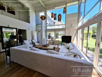 Casa en venta de 7 ambientes  en Abril C.C, Guillermo Hudson, Berazategui - Apto Credito