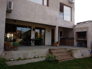 Casa en venta en Quequén - Necochea - 4 ambientes con pileta