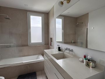 Casa en venta en Barrio La Calesa, Pilará, Pilar