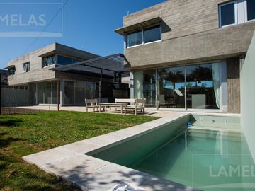 VENTA Casa 4 dormitorios con jardín y pileta en ABRA Funes