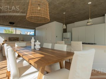 VENTA Casa 4 dormitorios con jardín y pileta en ABRA Funes
