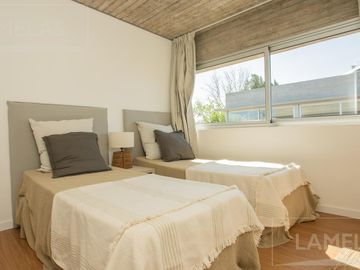 VENTA Casa 4 dormitorios con jardín y pileta en ABRA Funes