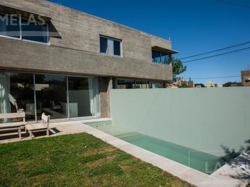 VENTA Casa 4 dormitorios con jardín y pileta en ABRA Funes