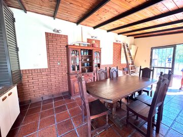 Venta - Casa de tres dormitorios, cochera y quincho con terraza en Centro Río, Rosario