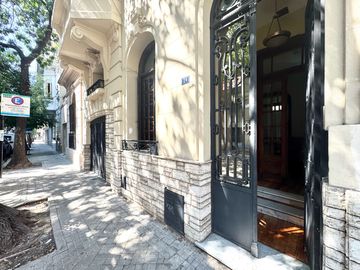 Venta - Casa de tres dormitorios, cochera y quincho con terraza en Centro Río, Rosario