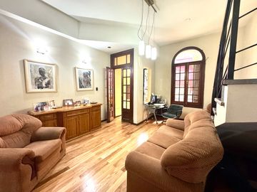 Venta - Casa de tres dormitorios, cochera y quincho con terraza en Centro Río, Rosario