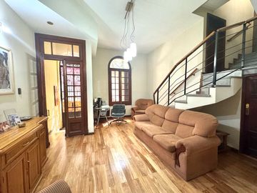 Venta - Casa de tres dormitorios, cochera y quincho con terraza en Centro Río, Rosario