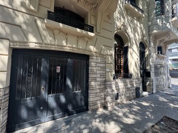 Venta - Casa de tres dormitorios, cochera y quincho con terraza en Centro Río, Rosario