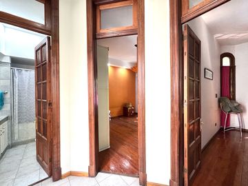 Venta - Casa de tres dormitorios, cochera y quincho con terraza en Centro Río, Rosario
