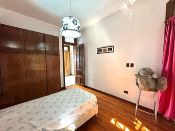 Venta - Casa de tres dormitorios, cochera y quincho con terraza en Centro Río, Rosario