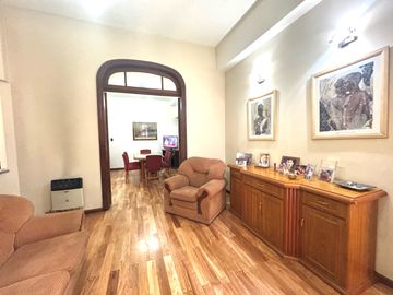 Venta - Casa de tres dormitorios, cochera y quincho con terraza en Centro Río, Rosario