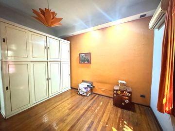 Venta - Casa de tres dormitorios, cochera y quincho con terraza en Centro Río, Rosario