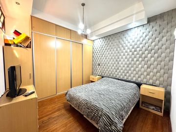 Venta - Casa de tres dormitorios, cochera y quincho con terraza en Centro Río, Rosario