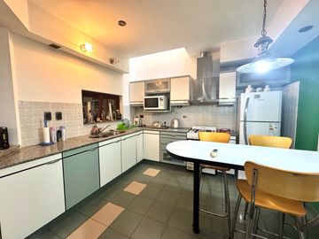 Venta - Casa de tres dormitorios, cochera y quincho con terraza en Centro Río, Rosario