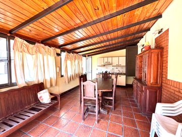 Venta - Casa de tres dormitorios, cochera y quincho con terraza en Centro Río, Rosario