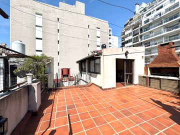 Venta - Casa de tres dormitorios, cochera y quincho con terraza en Centro Río, Rosario