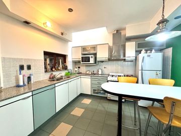 Venta - Casa de tres dormitorios, cochera y quincho con terraza en Centro Río, Rosario