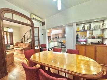 Venta - Casa de tres dormitorios, cochera y quincho con terraza en Centro Río, Rosario