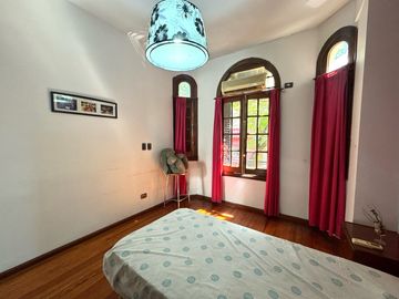 Venta - Casa de tres dormitorios, cochera y quincho con terraza en Centro Río, Rosario