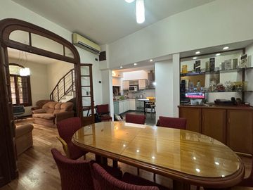 Venta - Casa de tres dormitorios, cochera y quincho con terraza en Centro Río, Rosario