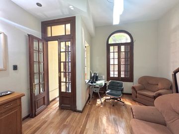 Venta - Casa de tres dormitorios, cochera y quincho con terraza en Centro Río, Rosario