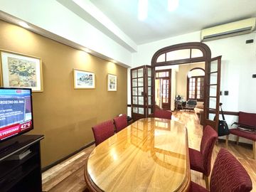 Venta - Casa de tres dormitorios, cochera y quincho con terraza en Centro Río, Rosario