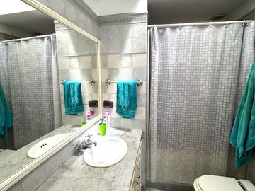 Venta - Casa de tres dormitorios, cochera y quincho con terraza en Centro Río, Rosario