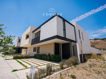 MODERNA CASA EN EL EDÉN RESIDENCIAL, BOSQUES DE SANTA ANITA