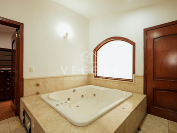 CASA EN VENTA EN VALLE REAL, ZAPOPAN