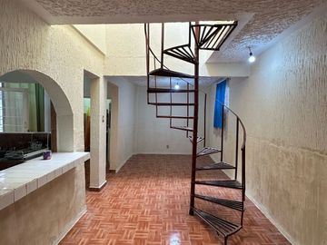 CASA AMPLIA CERCANA AL AEROPUERTO