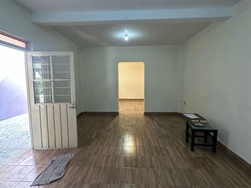 CASA AMPLIA CERCANA AL AEROPUERTO