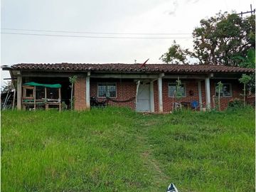 Casa-lote en la vía Alcalá-Cartago