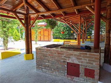 Casa-lote comercial sobre la vía Alcalá-Cartago