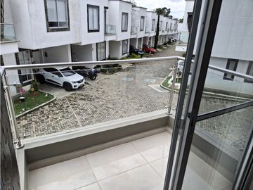 Venta de Casa en Conjunto Cerrado en Avenida Centenario