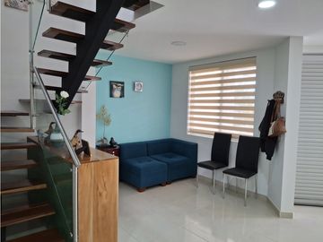 Venta de Casa en Conjunto Cerrado en Avenida Centenario