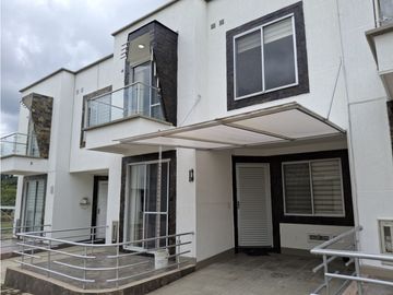 Venta de Casa en Conjunto Cerrado en Avenida Centenario